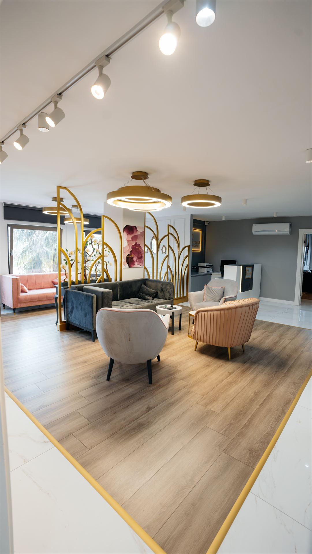 Luxi Dent Center bekleme alanı