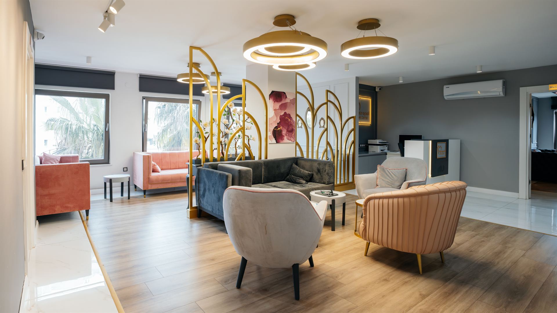 Luxi Dent Center premium klinik bekleme alanı